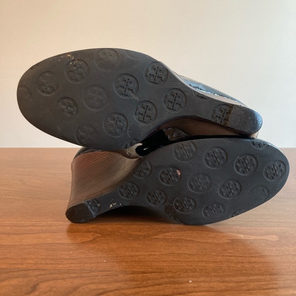 Tory Burch Black Patent Wedge sz 8 - Picture 8 of 9